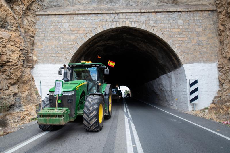 La tractorada de los organizaciones agrarias por la Vega Baja no logra cortar la A-7