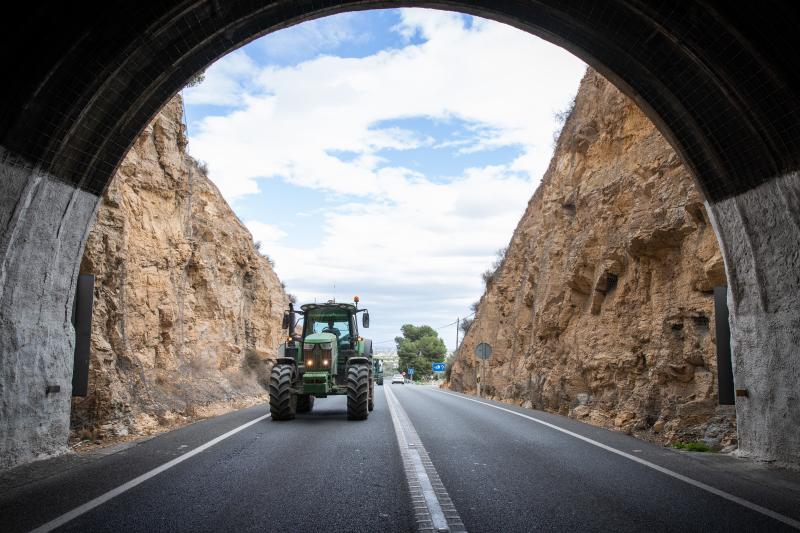 La tractorada de los organizaciones agrarias por la Vega Baja no logra cortar la A-7