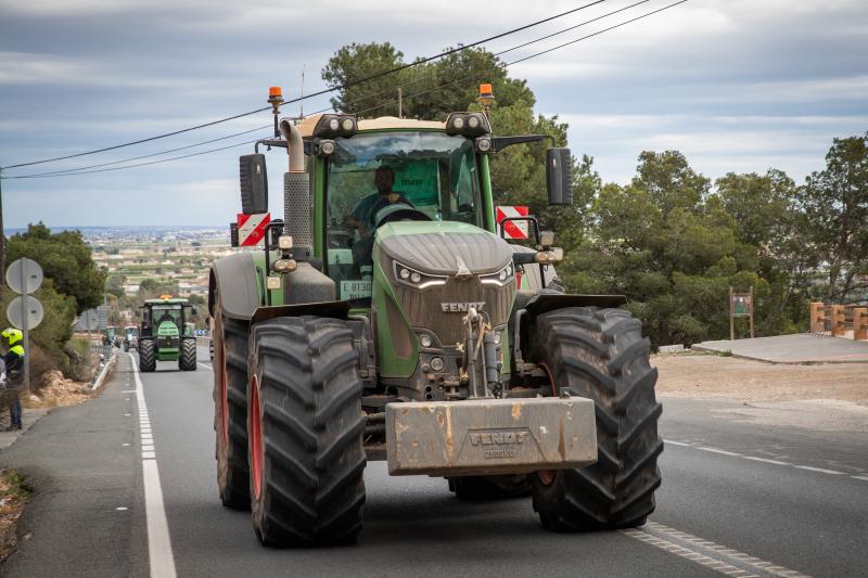 La tractorada de los organizaciones agrarias por la Vega Baja no logra cortar la A-7