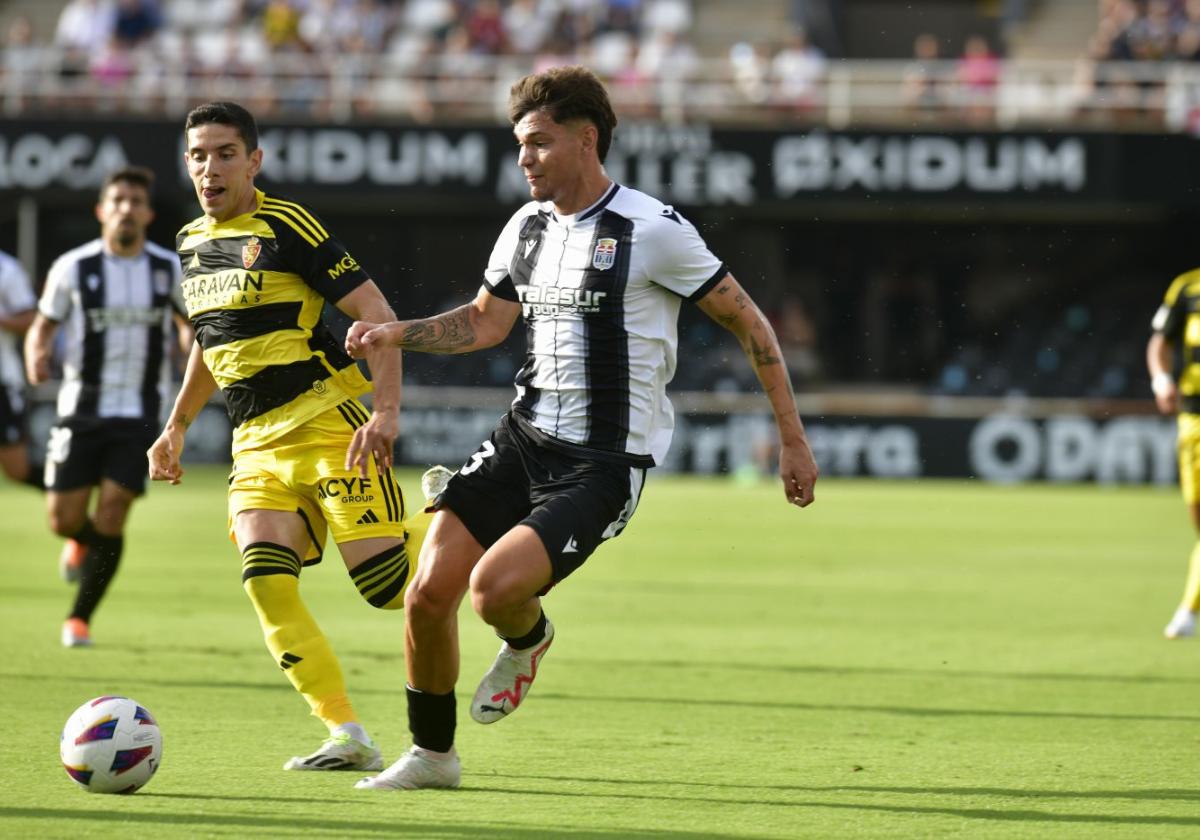 El lateral Arnau Solá, autor del gol albinegro en la ida (1-3), conduce el balón por la banda izquierda del Cartagonova.