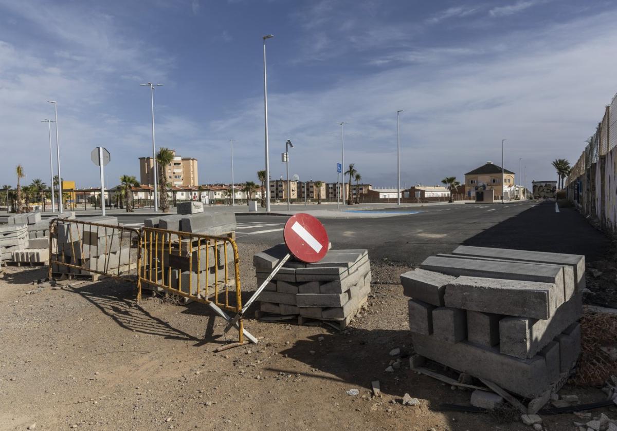 La retirada de un transformador retrasa casi un año la obra del centro comercial Las Dunas de Cabo de Palos