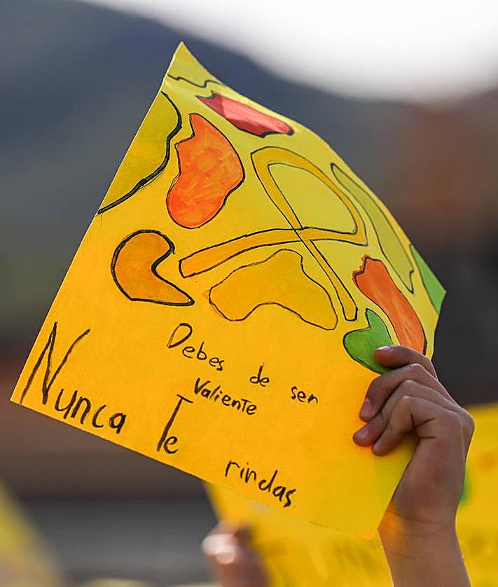 Imagen secundaria 2 - Alumnos de Murcia dibujan un lazo humano por el Día Internacional del Cáncer Infantil