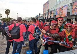 Aficionados del UCAM disfrutan del ambiente en Málaga.