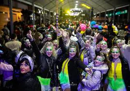 El público abarrotó la Gran Vía de Cehegín para despedir el Carnaval, en imagen de archivo.