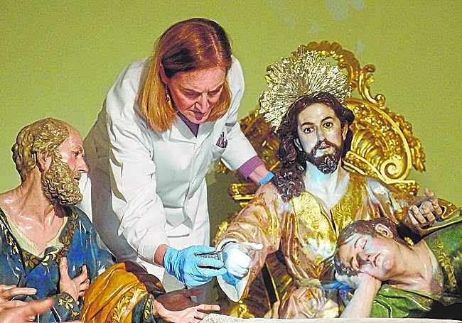 La conservadora Amparo Muñoz revisa las imágenes de La Santa Cena de Salzillo, en su capilla de la iglesia de Jesús (Murcia).