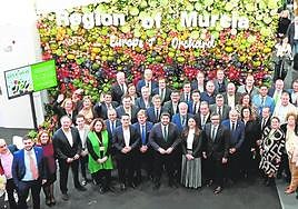 El presidente de la Comunidad, Fernando López Miras, y la consejera de Agua, Agricultura, Ganadería y Pesca, Sara Rubira, junto a la delegación de la Región en Fruit Logistica.
