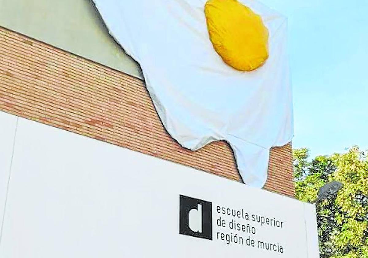 Fachada del edificio que ha sido desalojado de la Escuela Superior de Diseño de la Región, con el huevo.