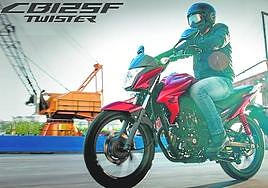 El motor, los codos de escape, los bajos de la horquilla y las ruedas están acabados en negro, realzando sus nítidas líneas y la pintura de la carrocería. honda