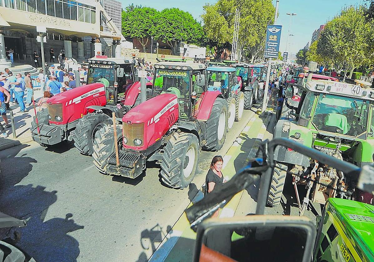 Tractores del Campo de Cartagena frente a la Asamblea Regional, el pasado miércoles.