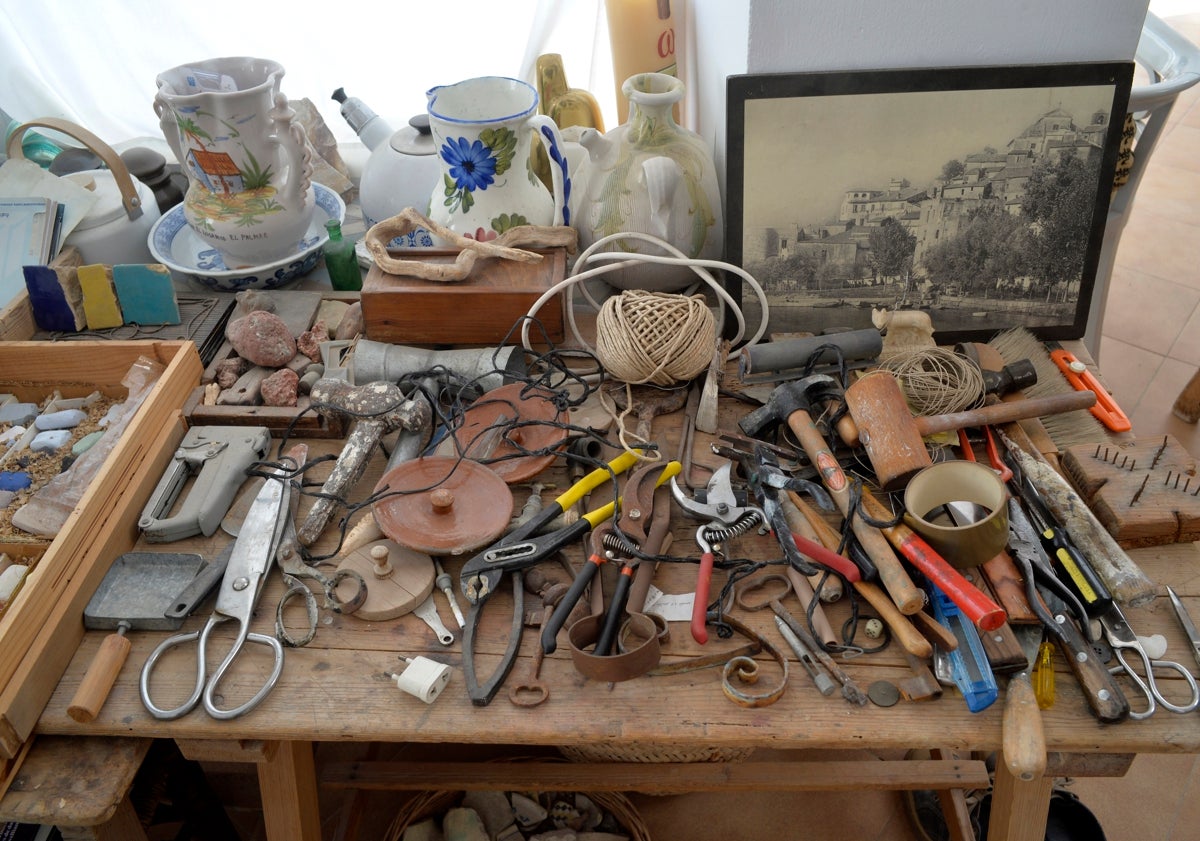 Imagen principal - Detalles de las herramientas, muebles y pinturas en el estudio de Pedro Cano.