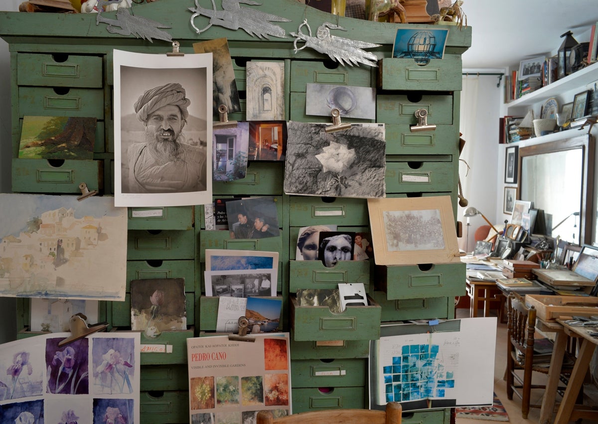 Imagen secundaria 1 - Detalles de las herramientas, muebles y pinturas en el estudio de Pedro Cano.