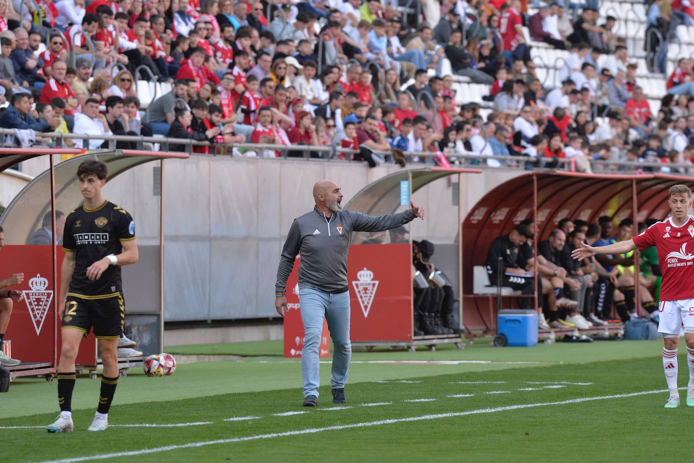 La derrota del Real Murcia frente al Intercity, en imágenes