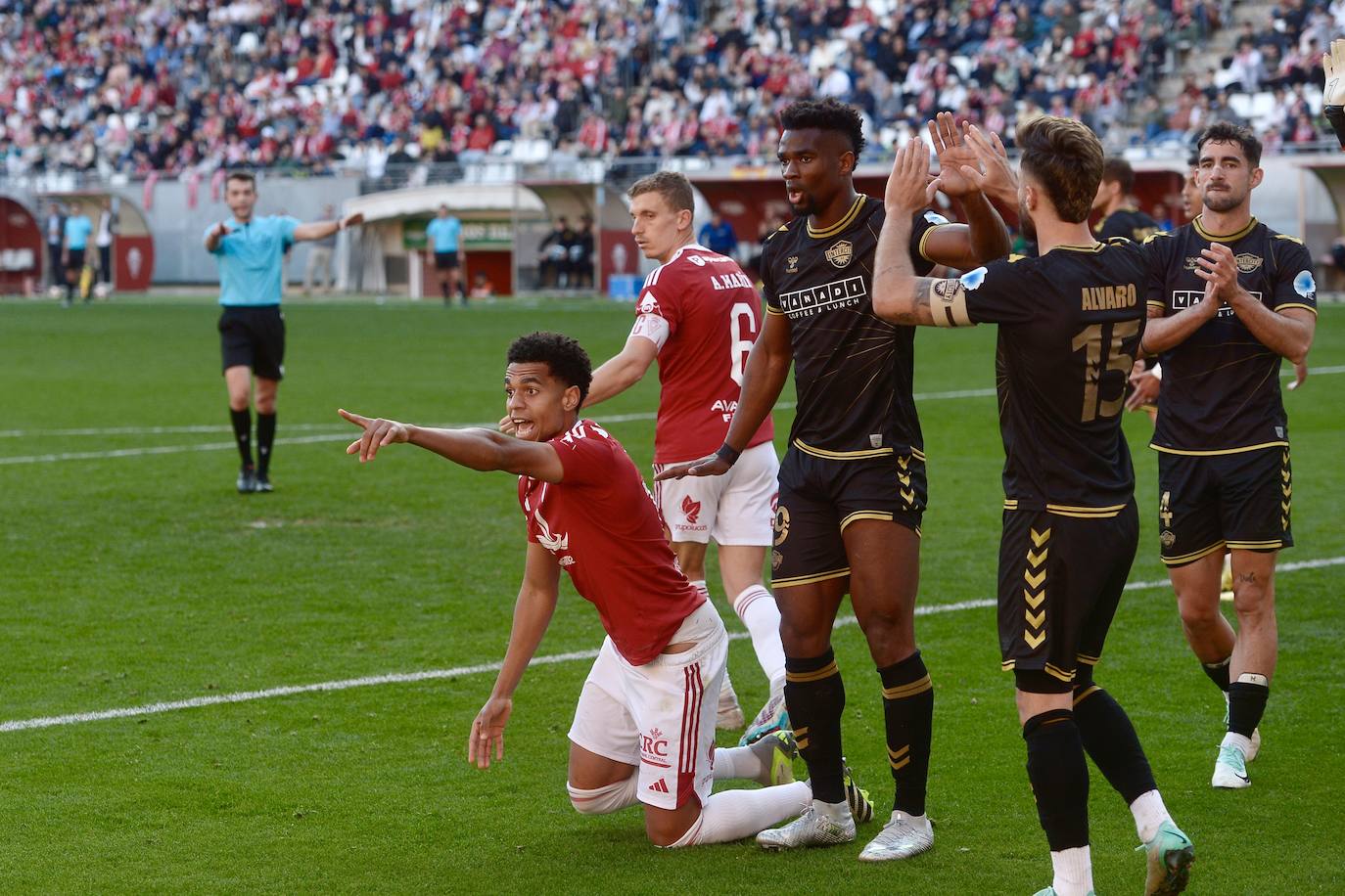 La derrota del Real Murcia frente al Intercity, en imágenes