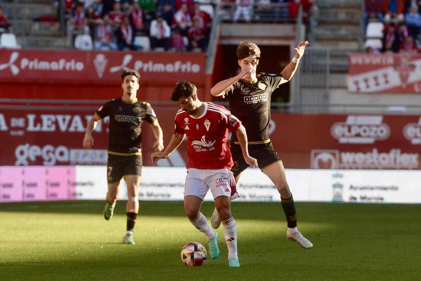 La derrota del Real Murcia frente al Intercity, en imágenes