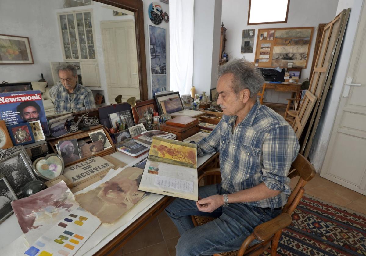 Pedro Cano, rodeado de fotografías y recuerdos, preparando el encuentro del día 21 de febrero.