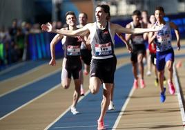 Mariano García llega a meta celebrando, en la carrera disputada este domingo.