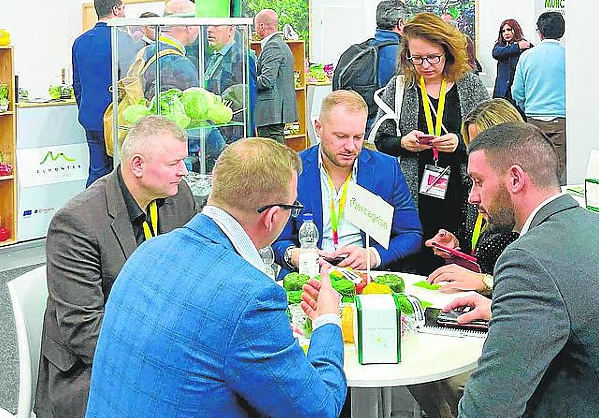 Responsables de Mercagrisa, en una reunión con clientes.