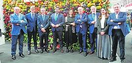 María Dolores Pagán -en el centro-, junto al presidente regional Fernando López Miras; el presidente de Cajamar, Eduardo Baamonde; la consejera Sara Rubira; el vicepresidente de Cajamar, José Luis Heredia; el consejero ejecutivo, Bartolomé Viúdez, y representantes de Fecoam y Apoexpa, en Fruit Logistica.