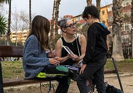 Esther Llinares, con sus dos hijos, de 8 y 11 años, en un parque de Murcia el pasado viernes.