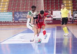 Zequi, con una máscara, y Esteban disputan un balón en el partido de ayer en Córdoba.