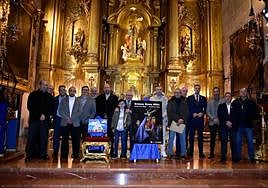 Los presidentes de las cofradías y las autoridades locales posan junto al pregonero, los carteles y los autores de las obras.