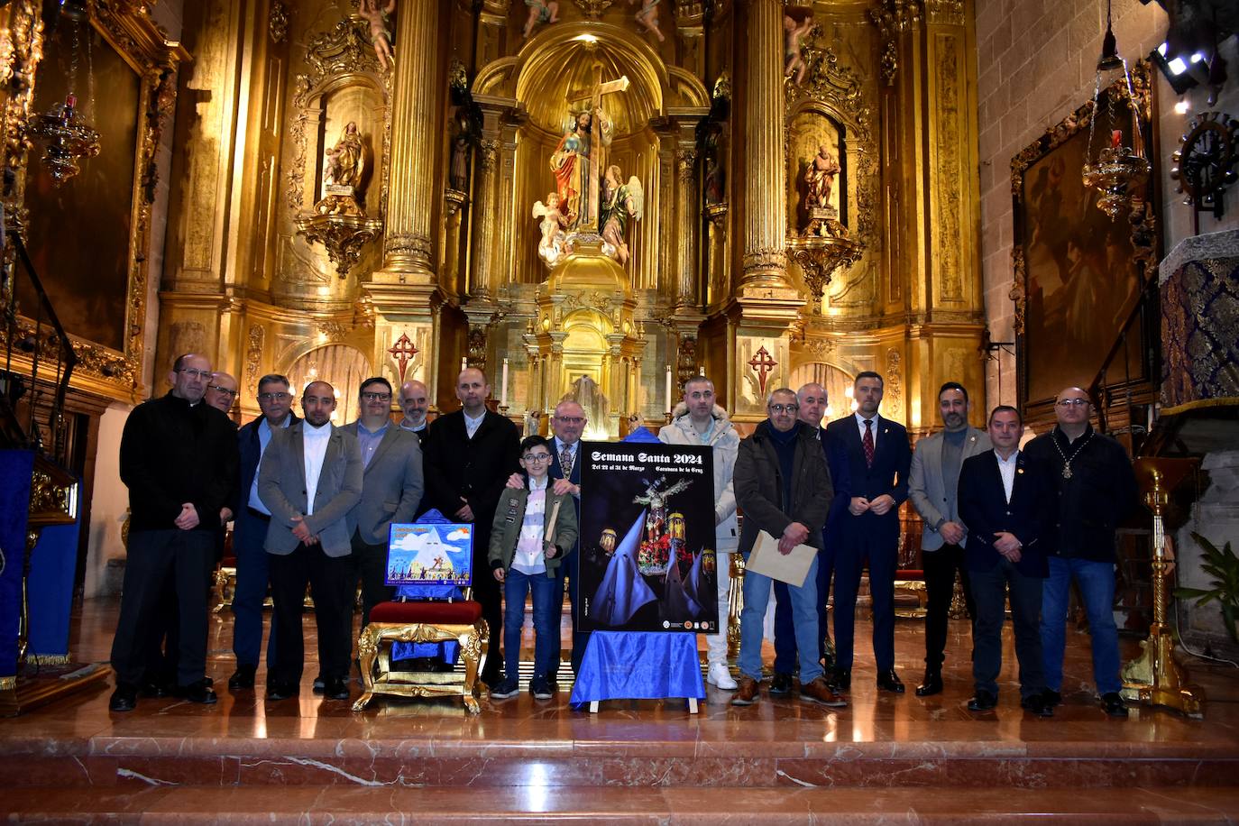 Los presidentes de las cofradías y las autoridades locales posan junto al pregonero, los carteles y los autores de las obras.