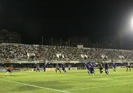 Toché se interna en el áreaen la gran noche coperaante el Elche en el Cartagonova del 3 de septiembre de 2009.