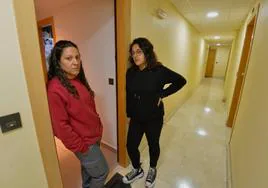 Lorena Artero (d) y su madre, ayer, en la puerta del piso.