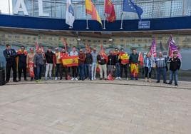 Concentración de agentes, este lunes, en la puerta del Ayuntamiento.