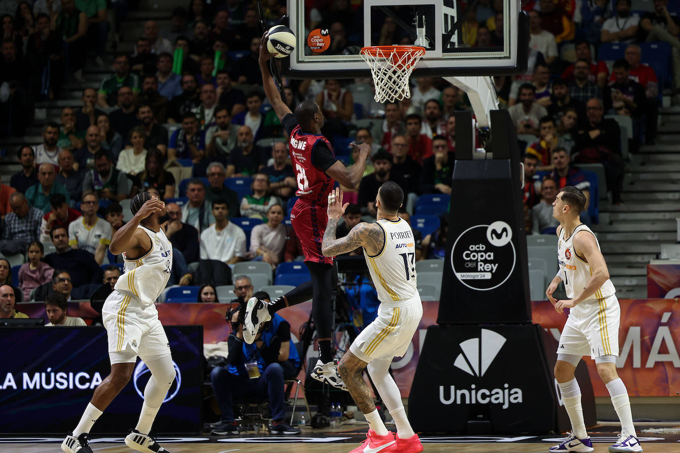 El pívot Diagne entra a canasta en el UCAM-Real Madrid de Copa del Rey.