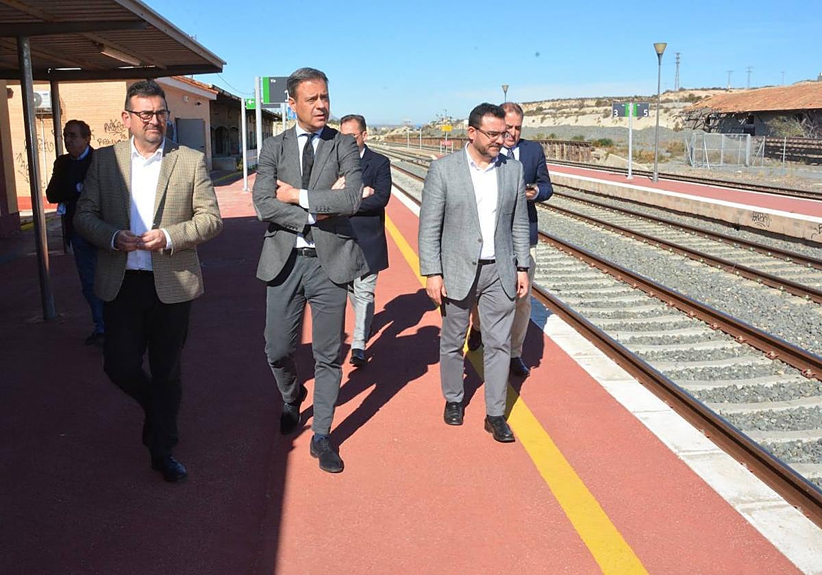 Ortuño en su visita a la estación de Cieza este martes.