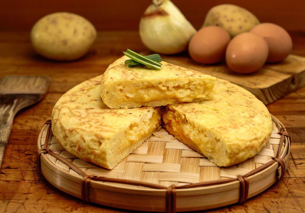 El chef José Andrés da el truco «definitivo» para darle la vuelta a la tortilla de patatas