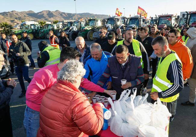 Reparto de comida antes de la protesta en el Guadalentín.