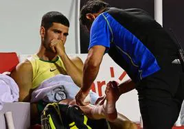Carlos Alcaraz es tratado por el fisio tras torcerse el tobillo en el torneo de Río de Janeiro la pasada madrugada.