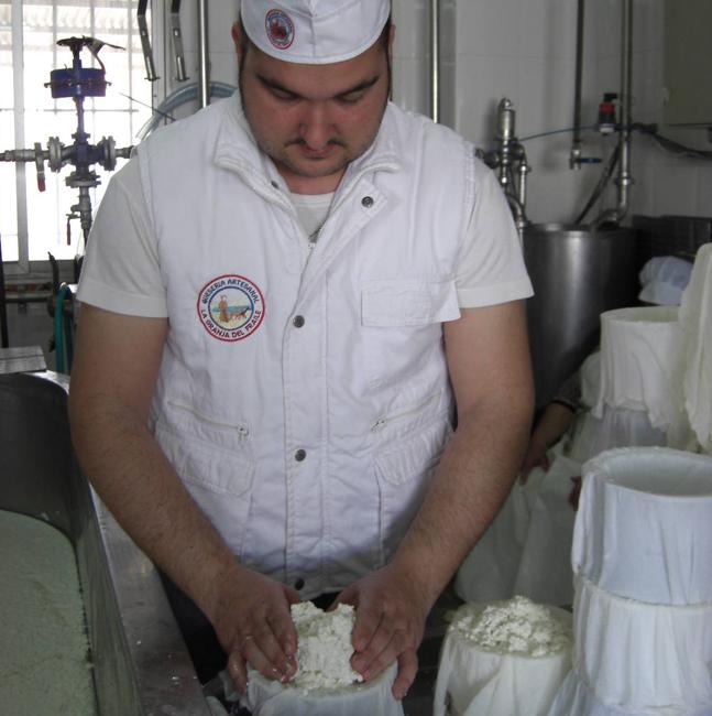 Félix Cano elabora su queso de La Granja del Fraile.