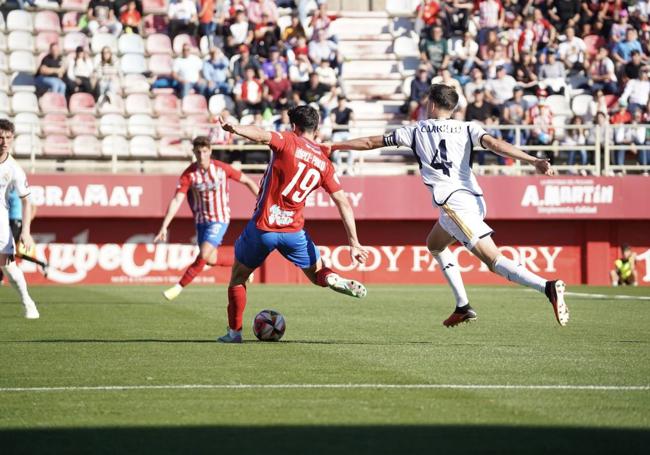 Javi López-Pinto, jugador del Algeciras, se prepara para rematar ante el Castilla.