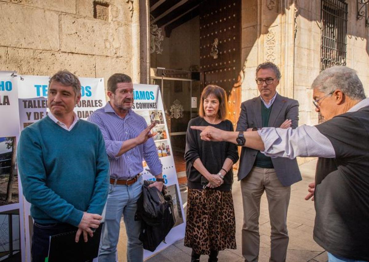 Imagen secundaria 1 - A la izquierda, el presidente del Ampa del Centro Oriol, Antonio Trujillo, discute con el secretario autonómico Emilio Argüeso en presencia del alcalde, Pepe Vegara, la edil de Bienestar Social, Agustina Rodrífguez, y el concejal de Urbanismo, Matías Ruiz. A la derecha, Vegara, en pleno debate con la familiar de un usuario del Centro Oriol.