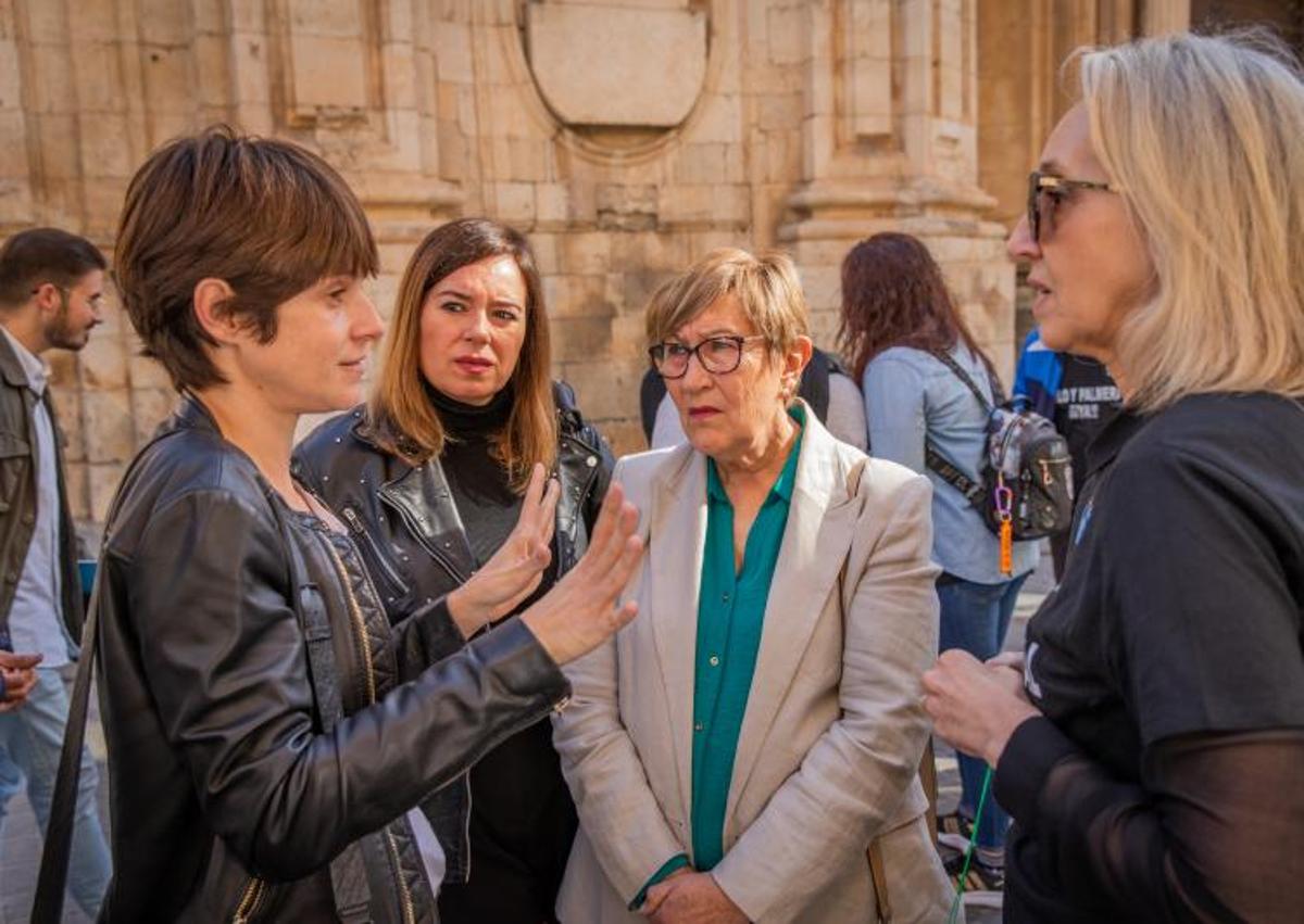 Imagen secundaria 1 - Arriba, el presidente del Ampa, Antonio Trujillo, saluda a una manifestante en presencia de la portavoz socialista, Carolina Gracia, y la edil María García. Abajo a la izquierda, las ediles de Cs Luisa Boné y Mar Ezcurra y la anterior concejal de Bienestar Social, Carmen Moreno charlan con otra manifestante. Abajo a la derecha, la portavoz de Cambiemos, Leticia Pertegal, comparece ante los medios de comunicación.