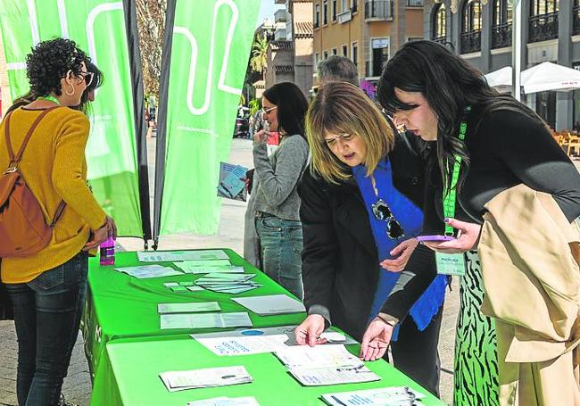 Expositor de la Aecc sobre los cuidados paliativos, ayer en Murcia.