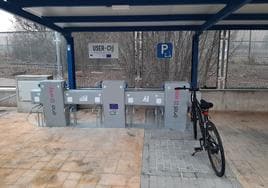 El nuevo cargador de patinetes y bicicletas eléctricas en la comisaría de Policía Local de La Alberca.