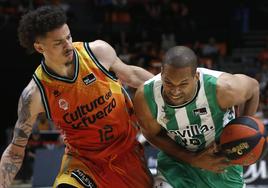 Jonah Radebaugh defiende a Eulos Báez, en el Valencia Basket-Betis de la temporada pasada.