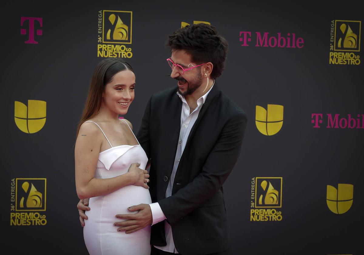 Evaluna y Camilo en la alfombra magenta de la 36 edición del Premio Lo Nuestro de la música latina.