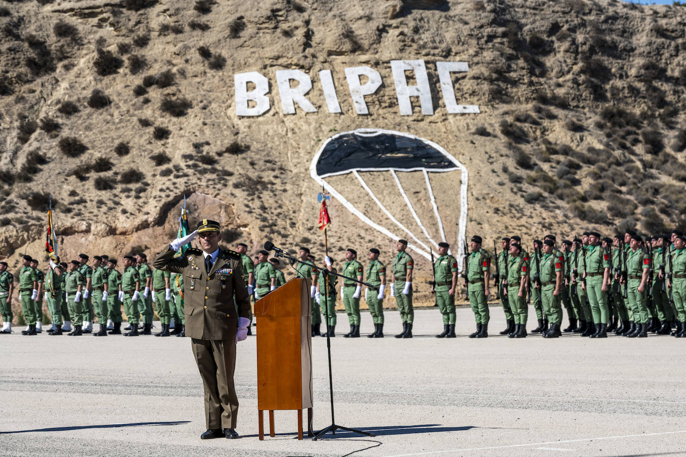 El acto para conmemorar los 70 años de la creación de las fuerzas paracaidistas, en imágenes