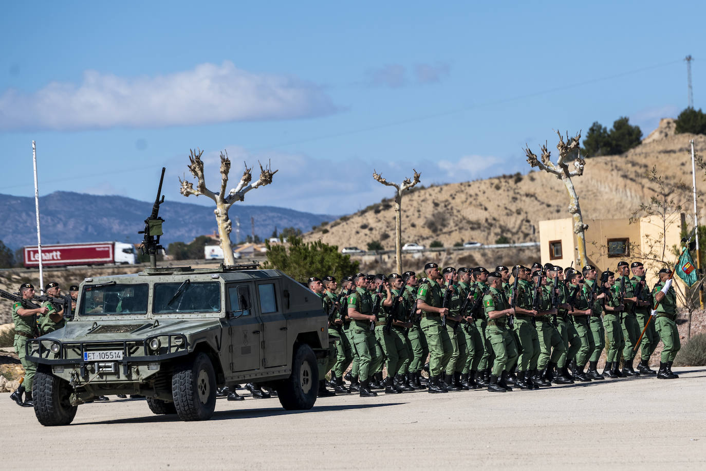 El acto para conmemorar los 70 años de la creación de las fuerzas paracaidistas, en imágenes