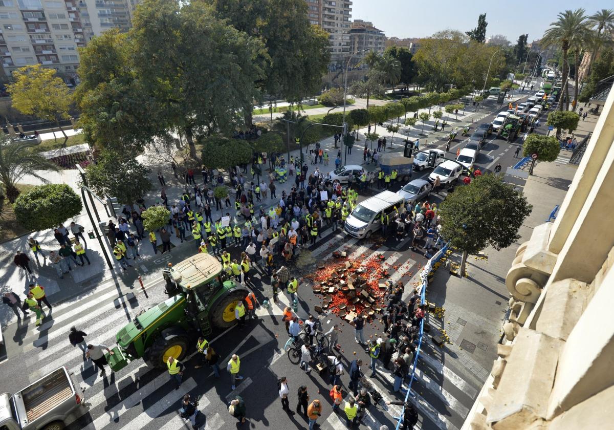 Los agricultores protestan frente a la Delegación, el miércoles.