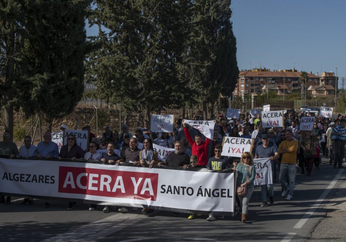 Imagen de la protesta vecinal del pasado mes de noviembre para exigir la construcción de la acera.