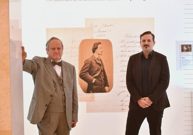 A la manera 'rosalesca'. Juan Antonio López Delgado y José López Almagro, ante el retrato de Rosales en la exposición temporal del Museo de Bellas Artes de Murcia. «Nosotros siempre seguiremos trabajando en la sombra por Rosales investigando y publicando», afirman al unísono.