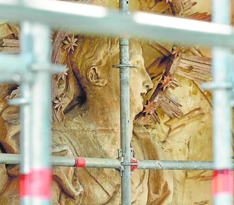 Lección de historia. Detalle de Asunción entre andamios.