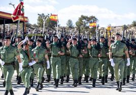 Legionarios paracaidistas de una de las compañías del Regimiento desfilan ante la tribuna de autoridades.