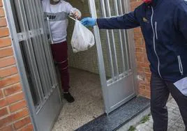 Reparto de comida a domicilio en una imagen de archivo.